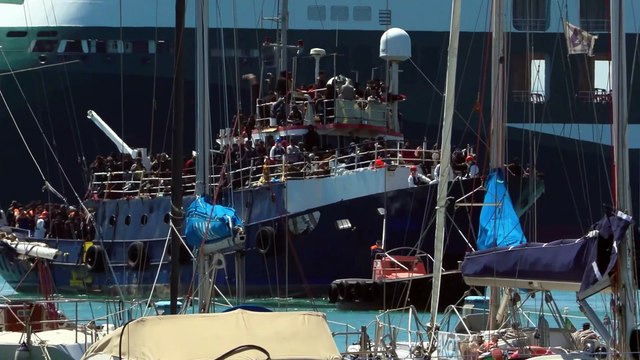 Catania, approdati 800 migranti su un barcone, applausi e grida all'attracco: Bella italia!