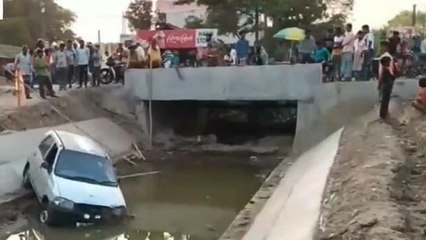 হুগলি: ভয়াবহ দুর্ঘটনা, রাস্তা থেকে ক্যানেলে পড়ল গাড়ি, দেখুন ভয়ঙ্কর ছবি
