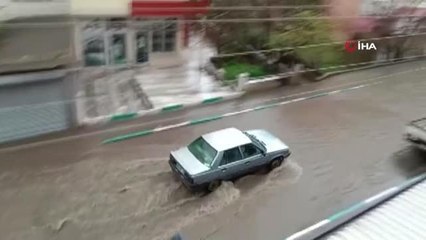 10 dakikalık yağış caddeyi dereye çevirdi