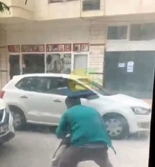 Sokak ortasında kadını yere yatırıp yumrukladı!