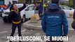 Donna si accanisce aggressivamente contro Berlusconi