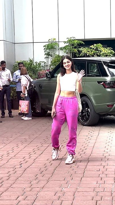 Ananya Panday Gets Annoyed As Paps Repeatedly Say 'peeche Dekho'