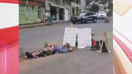 Homem simula o próprio velório no meio da rua em MG; vídeo