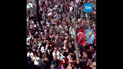 Meral Akşener, Bolu'da elindeki 200 lirayı gösterdi: Bununla 1 kilo kıyma alamayanlar, 15 Mayıs sonrası mutfağının 1 haftalık ihtiyacını karşılayacak