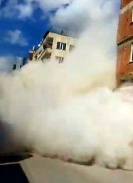 Kilis'te binanın çökme anı cep telefonu kamerasına yansıdı