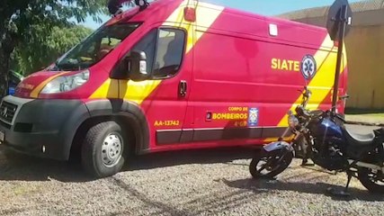 De moto, mulher se envolve em colisão com carro e precisa ser socorrida pelo Siate