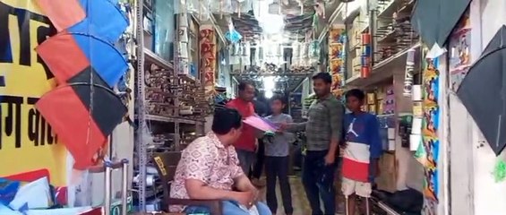 पतंग-मांझा की सजी दुकानें, दस फीसदी बढ़ी दरें