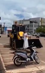 Noiva viraliza ao chegar em retroescavadeira pilotada pelo pai para casamento no Pará