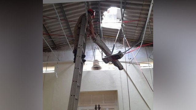 Devido fortes chuvas em Cajazeiras, bombeiros retiram cruz de igreja que estava quase caindo