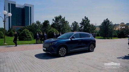 Bakan Varank TOGG'u Özbekistan Cumhurbaşkanına teslim etti