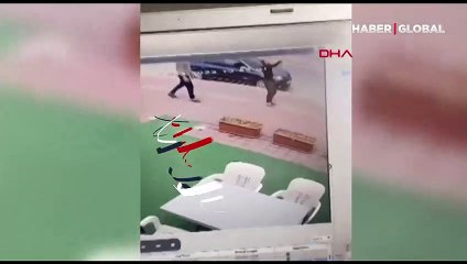 Elektrik teline konan kuşları sopayla uzaklaştırmaya çalışan 2 kişi, akıma kapılarak ağır yaralandı
