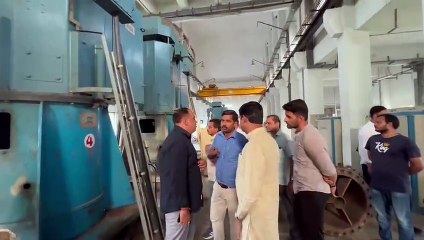 शहर को पानी पहुंचाने की व्यवस्था का निरीक्षण करते महापौर