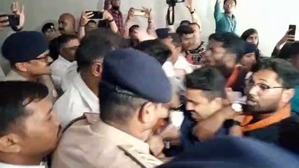 SURAT VIDEO : देखिए क्यों पुलिस से उलझे एबीवीपी कार्यकर्ता