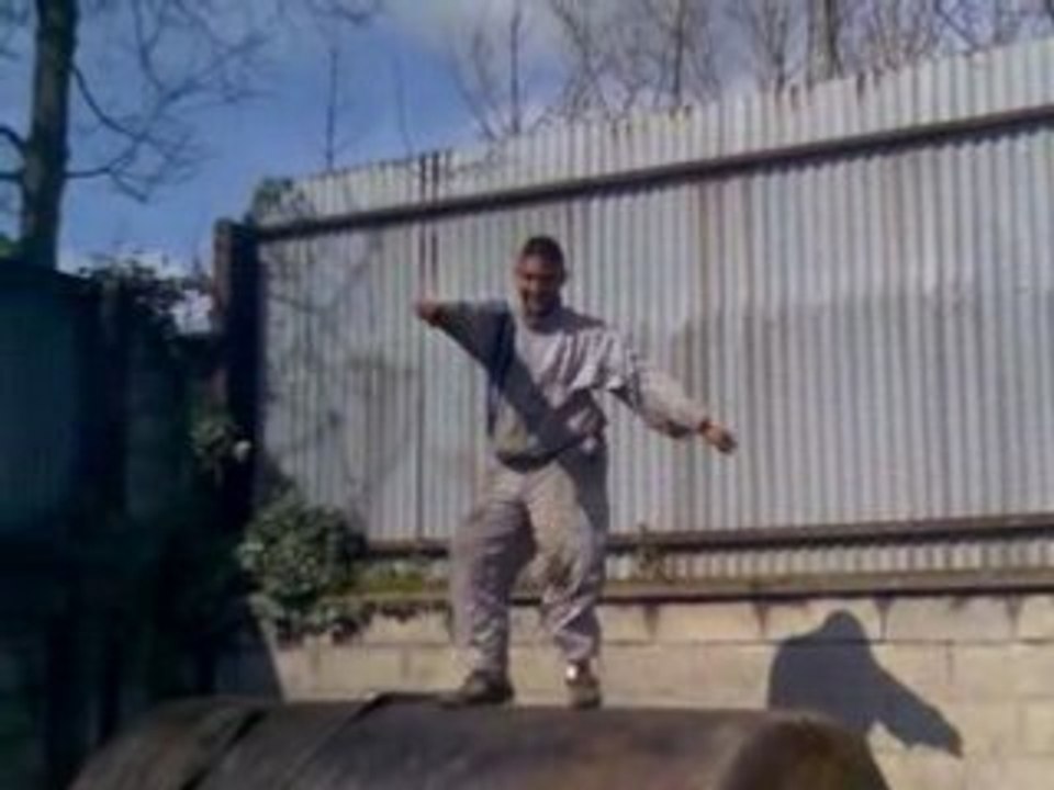 klil et abdel ki séclate avec en final une danse tectonik