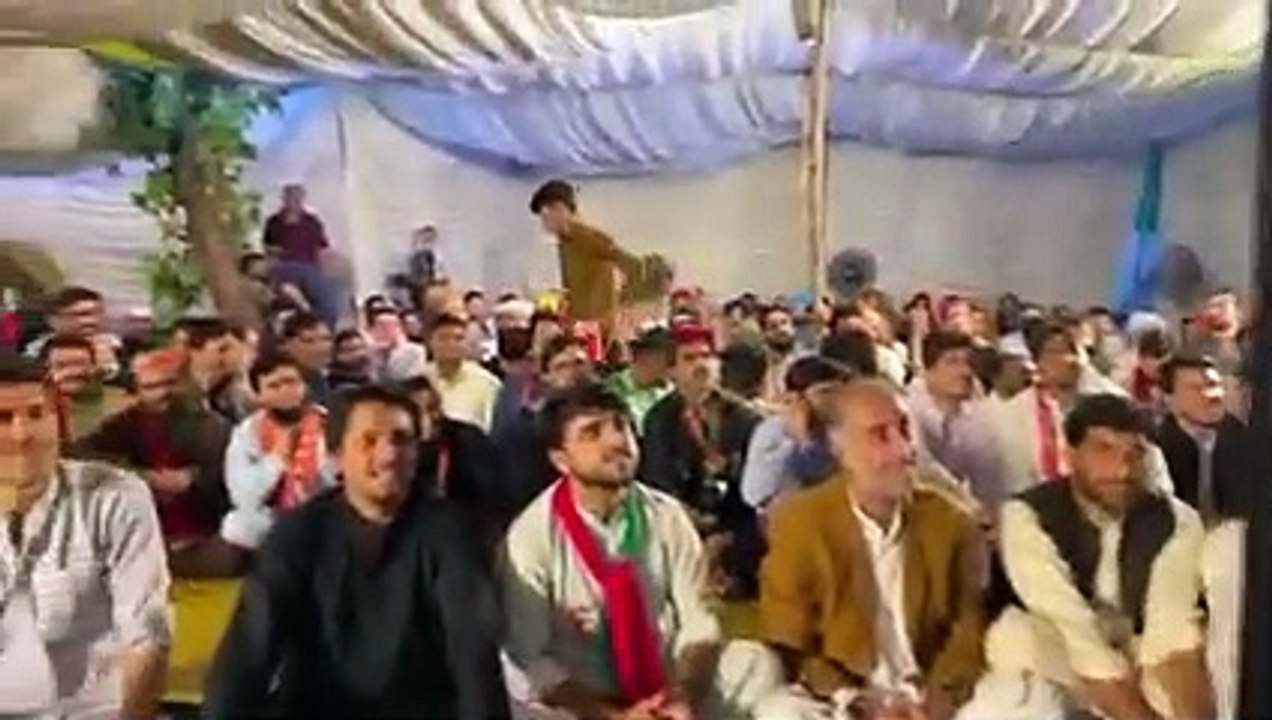دلیری کدھر سے آتی ہے؟ عمران خان نے اپنی ذاتی زندگی کا واقع سنا کر کارکنان کا لہو گرما دیا | Public News | Breaking News | Pakistan News