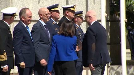 Télécharger la video: Robles y el ministro de Defensa de Ucrania visitan a los militares ucranianos heridos