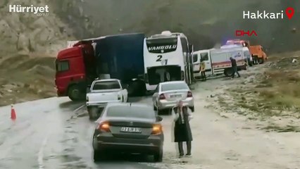 Yolcu otobüsünün karşı yönden gelen TIR  ve minibüsle kafa kafaya çarpıştı