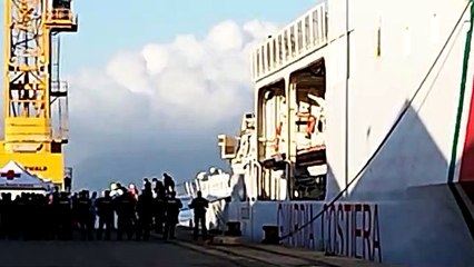 Sbarco di migranti a Vibo, la nave Diciotti giunge al porto con 390 persone