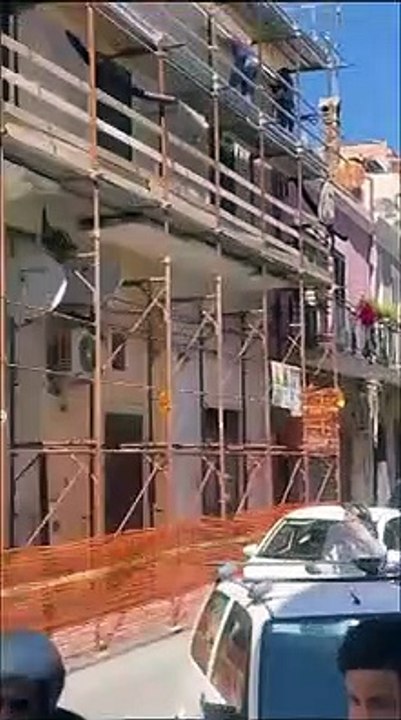 Momenti di paura nella tarda mattinata a Giardini Naxos, dove un'auto è andata in fiamme nel centro storico della cittadina turistica