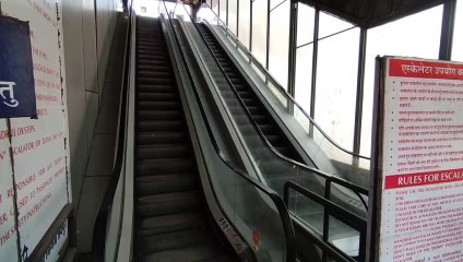 Jaipur : चरा पात्र का पैंदा गायब और बस शेल्टर से कुर्सी, बंद एस्केलेटर से हांफ रहे लोग