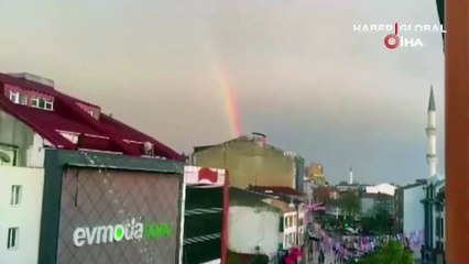 Sağanak yağış sonrası çıkan gökkuşağı renkli görüntüler oluşturdu