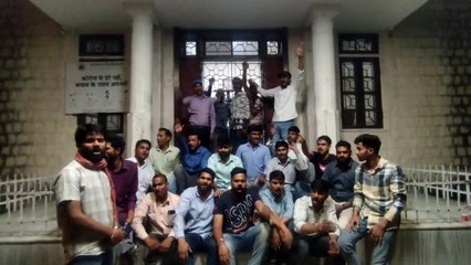पांच घंटे कुलपति सचिवालय पर तालाबंदी, छात्रों का प्रदर्शन