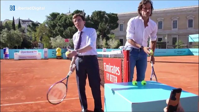 Almeida juega un partido de tenis contra Feliciano López en Colón