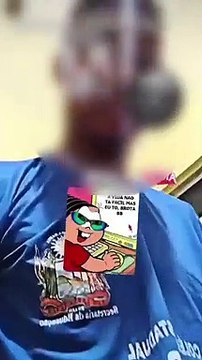 Jovem posta vídeo com facas, ameaça escola e acaba sendo levado pela polícia