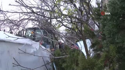 Fatih'te Silivrikapı surlarının bir bölümü yıkıldı: 1 ölü