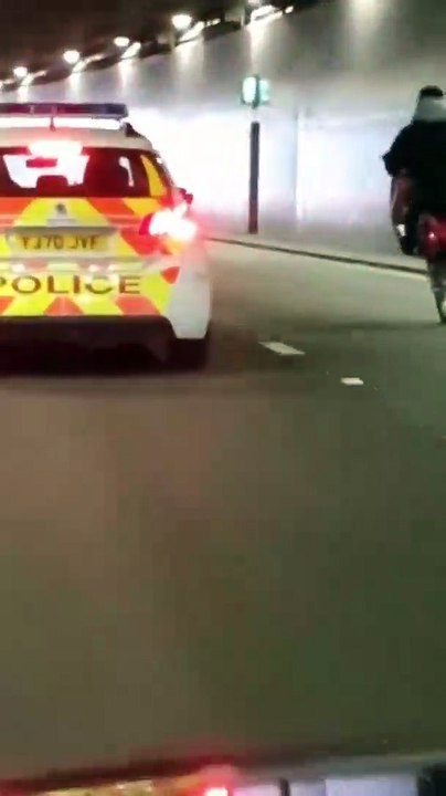 Des policiers se font ridiculiser par un motard pendant une course poursuite