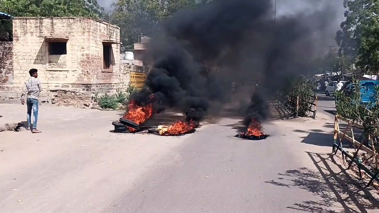 महिला पुलिस अ​धिकारी पर फेंका पानी तो हुई डंडों...