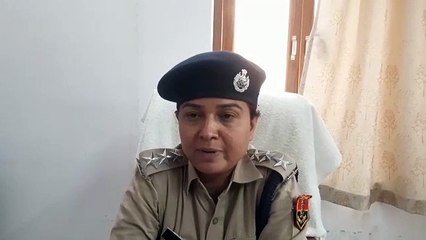 महिला पुलिस अ​धिकारी पर फेंका पानी तो हुई डंडों की बारिश