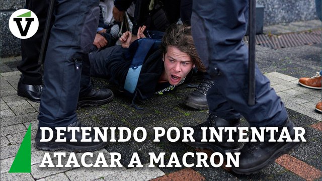 Derriban a un joven que corría hacía Macron a su llegada a la universidad de Amsterdam, Países Bajos