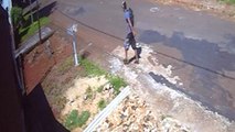 Imagens mostram homem pulando o muro para furtar residência no Clarito
