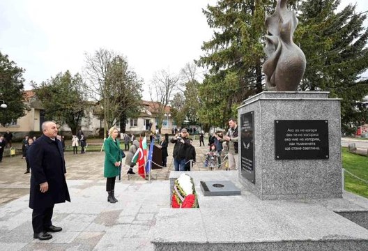 Dışişleri Bakanı Çavuşoğlu, Bulgaristan'da şehitler anıtını ziyaret ettiDışişleri Bakanı Mevlüt Çavuşoğlu: Türkiye ve Bulgaristan arasındaki güçlü...