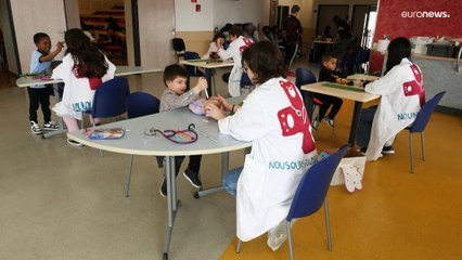 أطباء ينتزعون الخوف من قلوب الأطفال بالكشف عن الدمى المحبّبة لهم