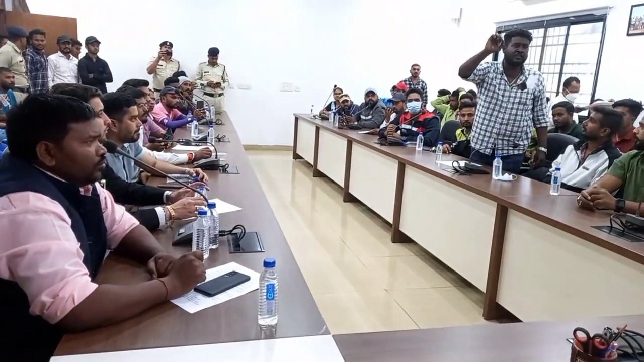 छत्तीसगढ़ के खिलाड़ी फिर उतरे सड़क पर, मुख्यमंत्री से सम्मान और नौकरी देने की लगाई गुहार
