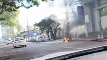 Vídeo mostra motocicleta elétrica pegando fogo no Centro de Cascavel