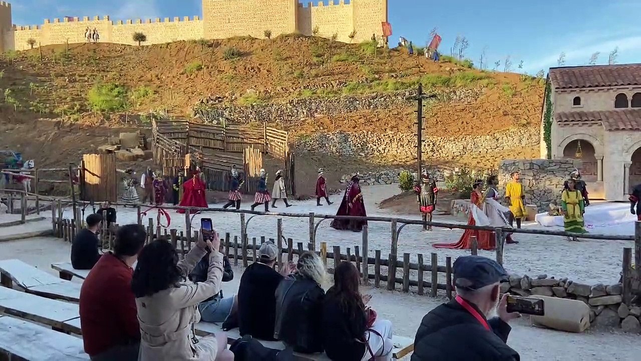 Todos los personajes de Puy du Fou dan la bienvenida a ‘El Misterio de Sorbaces’
