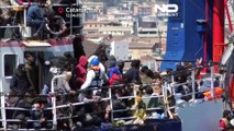 شاهد: حوالي 700 مهاجر على متن سفينة متهالكة يصلون إلى مرفإ كتانيا في صقلية