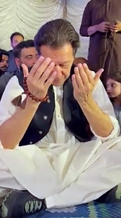 Imran Khan in Zaman park breaking fast with party people || Follow me for more