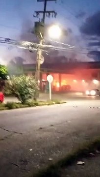Arde en llamas una camioneta en la Manuel Ávila Camacho de Coatzacoalcos; a su chofer se le ocurrió llevarla con todo y fuego a una gasolinera
