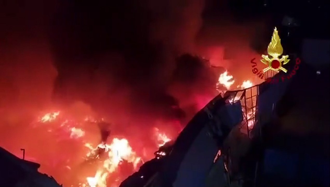 Bastia Umbra, grande magazzino distrutto da un...