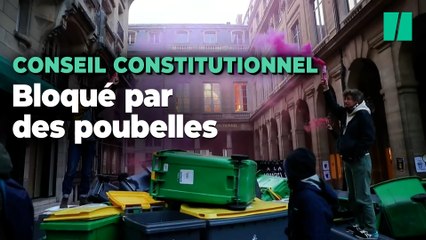 Le Conseil constitutionnel bloqué par des poubelles, à la veille de sa décision sur la réforme des retraites