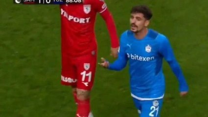 Samsunspor-Tuzlaspor maçında kriz! Tabelada numarasını gören futbolcu, oyundan çıkmadı