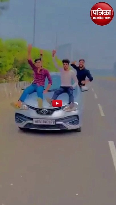 Video: 2 युवक बोनट पर बैठे, 2 ने खिड़कियों से बनाई रील्स, 25 हजार का कटा चालान