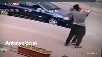 Elektrik teline konan kuşları kurtarmak isterken akıma kapıldılar