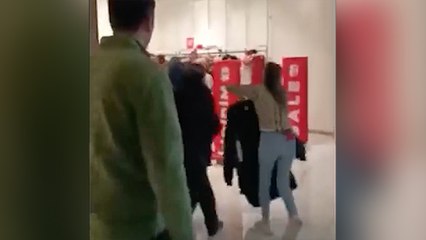 Mağaza görevlileri indirimli ve defolu ürünleri müşterilerin üzerine fırlattı