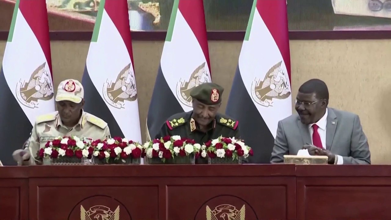 توتر يهدد بصدام مسلح بين الجيش السوداني وقوات الدعم السريع.. ما أبرز نقاط الخلاف بينهما؟ #السودان  #العربية