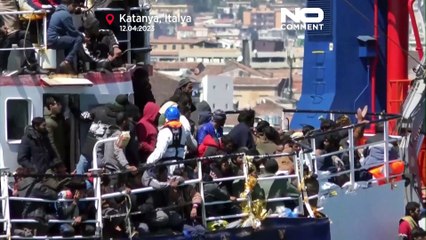 Yakıtı biten teknedeki 700 göçmen İtalya'ya ulaştı